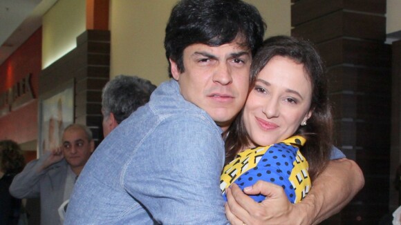 Mateus Solano abraça a mulher, Paula Braun, em pré-estreia com Regiane Alves