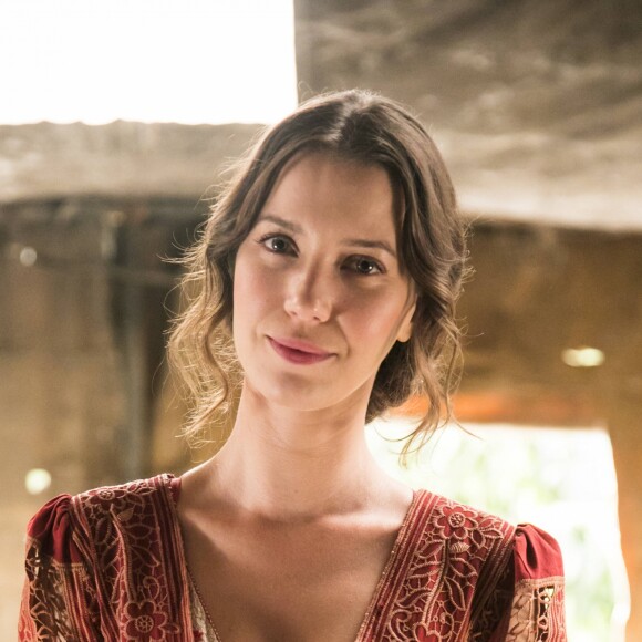 Elisabeta (Nathalia Dill) rasga o vestido de Susana (Alessandra Negrini) e humilha a vilã ao arrancar seu colar de pérolas: 'Pérolas aos porcos é um desperdício imperdoável'