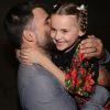 Raoni Carneiro abraçou a filha, Luisa, após a estreia da menina no musical 'A Noviça Rebelde'