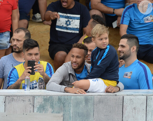 Neymar e o filho, Davi Lucca, na final do torneio Neymar Jr's Five, realizado no Instituto Neymar Jr., em Praia Grande, neste sábado, 21 de julho de 2018