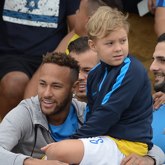 Neymar e o filho, Davi Lucca, na final do torneio Neymar Jr's Five, realizado no Instituto Neymar Jr., em Praia Grande, neste sábado, 21 de julho de 2018