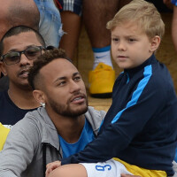 Neymar assiste com o filho, Davi Lucca, jogo de torneio em seu instituto. Fotos!
