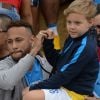 Neymar levou o filho, Davi Lucca, para conferir a final do torneio Neymar Jr's Five, neste sábado, 21 de julho de 2018