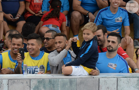 Neymar levou o filho, Davi Lucca, para conferir a final do torneio Neymar Jr's Five, neste sábado, 21 de julho de 2018