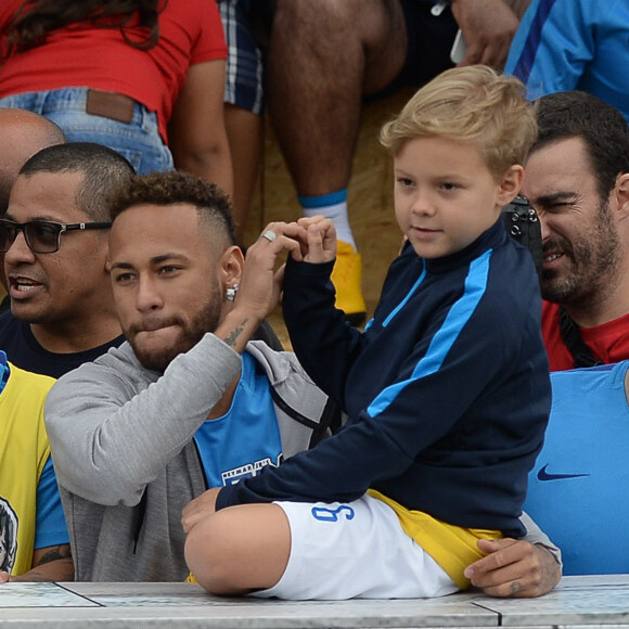 Neymar levou o filho, Davi Lucca, para conferir a final do torneio Neymar Jr's Five, neste sábado, 21 de julho de 2018