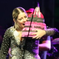 Marília Mendonça ganha bolo de aniversário e festeja 23 anos em show. Fotos!