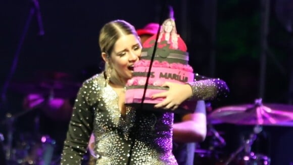Marília Mendonça ganha bolo de aniversário e festeja 23 anos em show. Fotos!