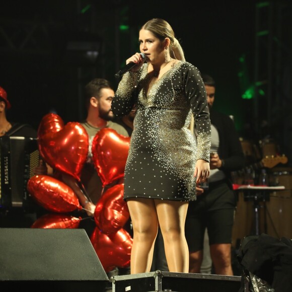 Marília Mendonça ganha bolo e balões em comemoração do seu aniversário de 23 anos no último dia do Festival de Inverno do Rio de Janeiro, na Marina da Glória, neste domingo, 22 de julho de 2018