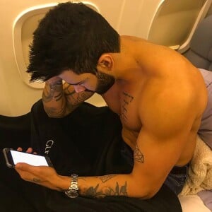 Gusttavo Lima mostrou o corpo musculoso ao postar foto sem camisa em seu perfil no Instagram