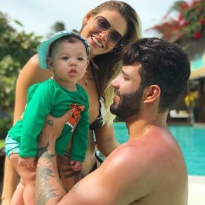 'Cadê a camisa do cantor?', brincou Andressa Suita em foto de Gusttavo Lima no Instagram