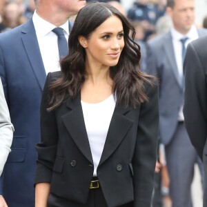 Meghan Markle, que já usou um terno Givenchy, queria um smoking Stella McCartney para nova viagem com o marido