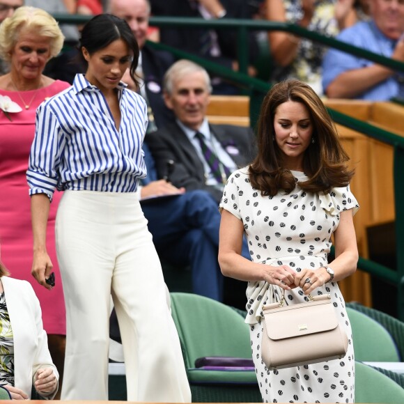 O estilo moderno e autêntico de Meghan Markle tem dividido opiniões na realeza