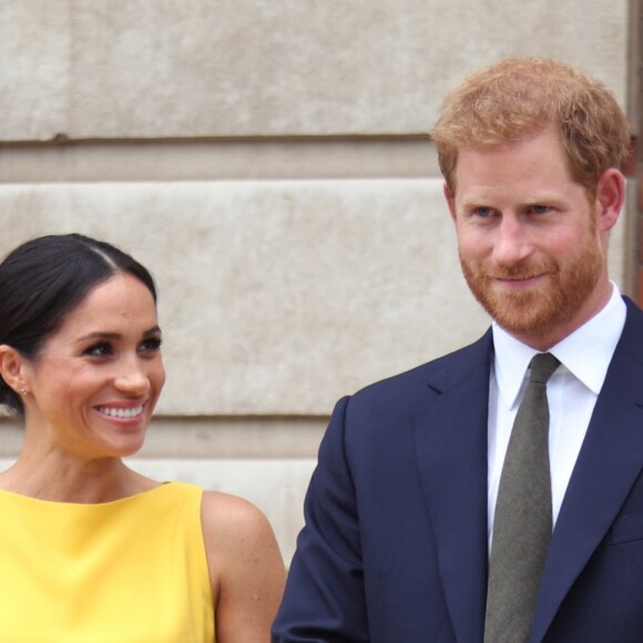 'Meghan está sendo informada de que precisa parar de se vestir como uma estrela de Hollywood e começar a se vestir como alguém da realeza', afirmou um informante sobre a duquesa de Sussex