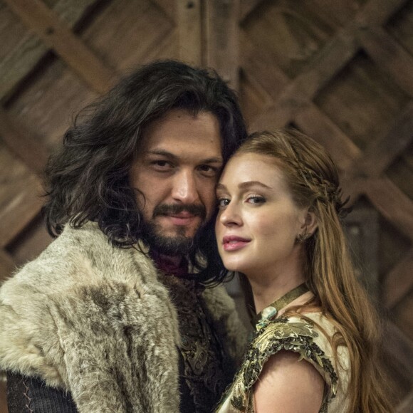 Amália (Marina Ruy Barbosa) vai casar com Afonso (Romulo Estrela) no último capítulo da novela 'Deus Salve o Rei'