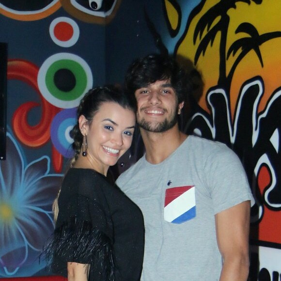 O casal Talita Younan e Fábio Scalon dançam na inauguração do restaurante Coco Mambo, na Freguesia, em Jacarepaguá, zona oeste do Rio de Janeiro, na noite desta terça-feira, 24 de julho de 2018