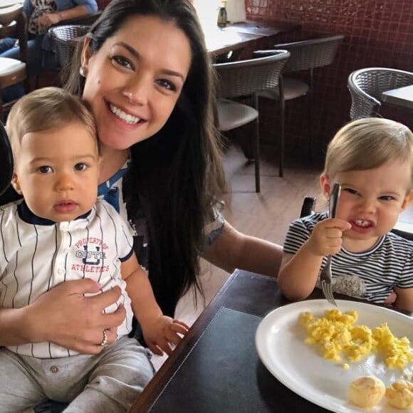 Melinda, filha Thais Fersoza e Michel Teló, é apenas um ano e uma semana mais velha que Teodoro, segundo filho do casal