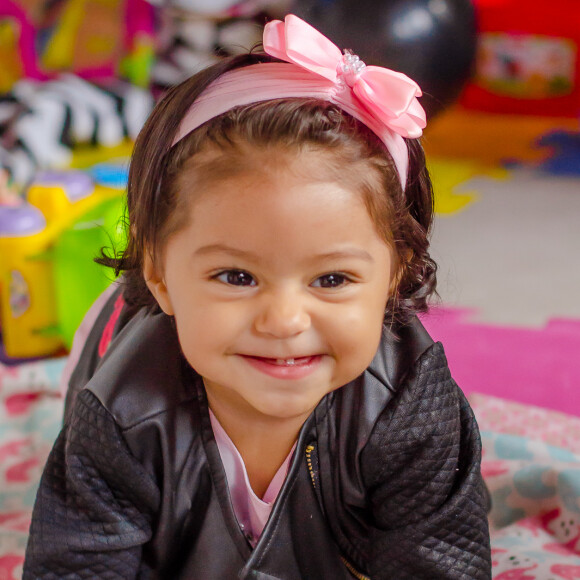 Yolanda, filha de Juliana Alves com Ernani Nunes, completou 10 meses no domingo, 22 de julho de 2018