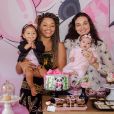  Débora Nascimento marcou presença na festa de Yolanda com a filha, Bella 