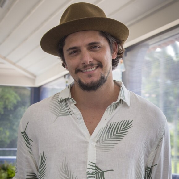Bruno Gissoni teve a companhia da filha em cachoeira nesta quarta-feira, 25 de julho de 2018