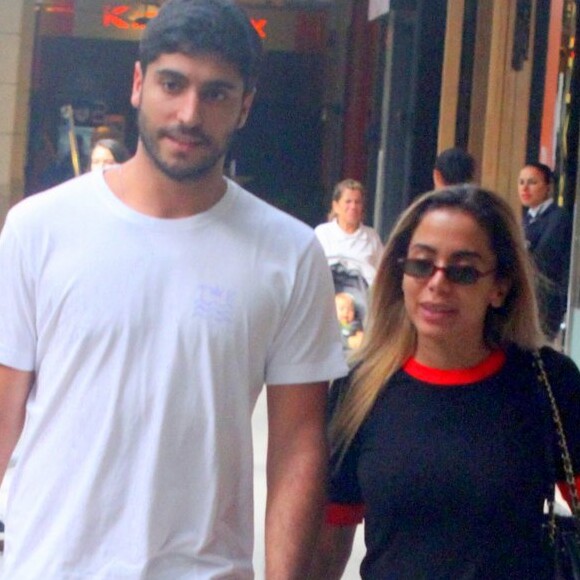 Anitta organizou festa surpresa com tema de super-heróis para o marido, Thiago Magalhães, em sua casa na Barra da Tijuca