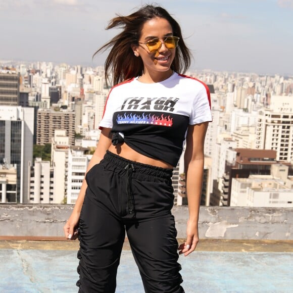 Anitta brincou sobre careta em foto com Thiago Magalhães: 'Nem tudo são flores, né?'