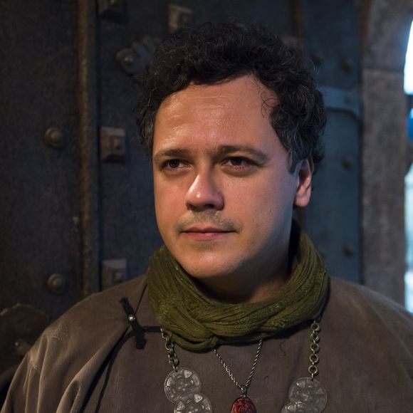 Gregório (Danton Mello) se desespera ao ver que Diana (Fernanda Nobre) pode morrer, nos últimos capítulos da novela 'Deus Salve o Rei'