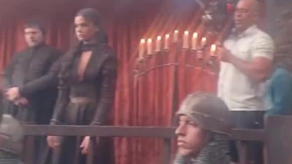 Bruna Marquezine aparece algemada durante a gravação das cenas finais da vilã Catarina na novela 'Deus Salve o Rei'
