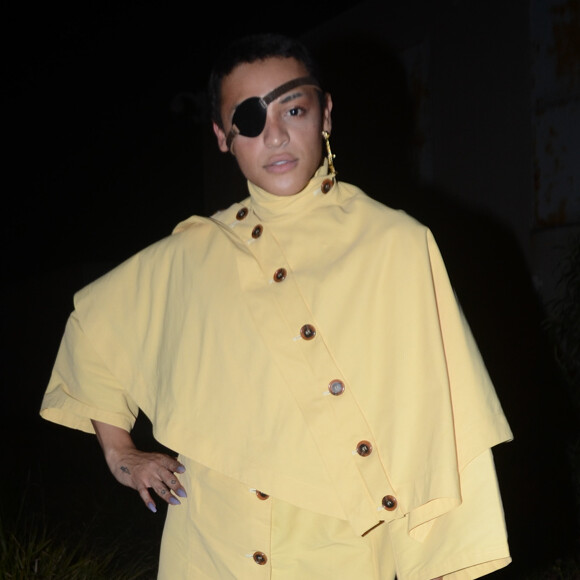 Pabllo Vittar usou look com recortes amarelo da marca Rocio Canvas