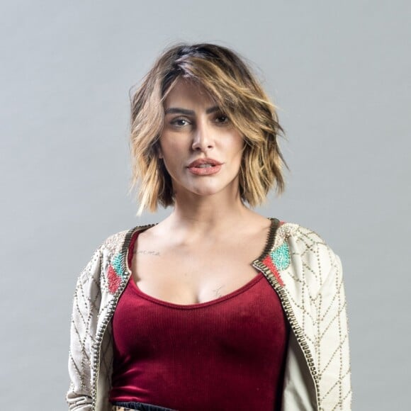 Betina (Cleo) lamenta o fim do noivado, mas beija Samuca (Nicolas Prattes) na frente de Marocas (Juliana Paiva), a partir do capítulo de quinta-feira, 9 de agosto de 2018, da novela 'O Tempo Não Para'