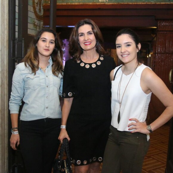 Fátima Bernardes está em Barcelona, na Espanha, com as filhas Laura e Beatriz