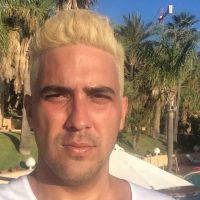 André Marques tira férias em Ibiza e fica loiro em homenagem à Ana Maria Braga