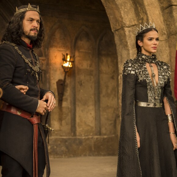 Afonso (Romulo Estrela) conta crimes de Catarina (Bruna Marquezine) na novela 'Deus Salve o Rei'