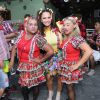 Viviane Araujo se diverte com fãs em festa junina