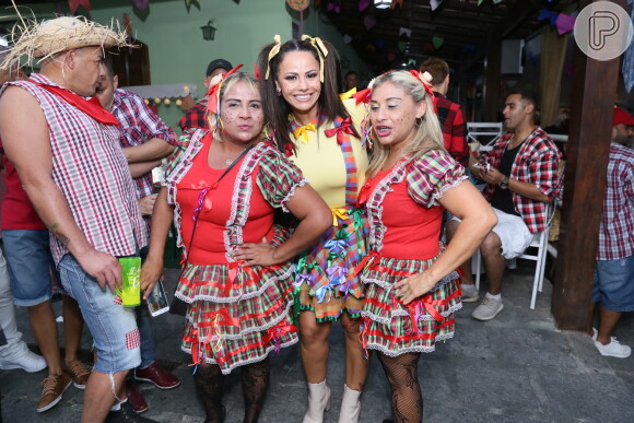 Viviane Araujo se diverte com fãs em festa junina