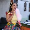 Viviane Araujo come algodão doce em festa junina