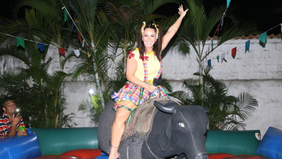Viviane Araujo se diverte em touro mecânico ao lado de fãs em festa junina no RJ