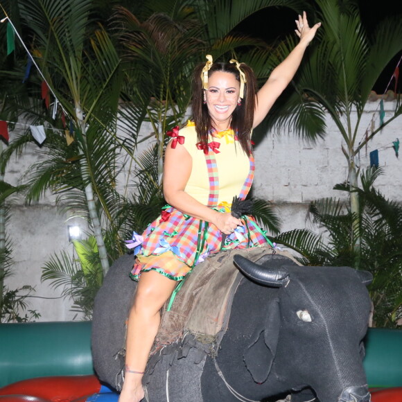 Viviane Araujo curte festa junina em touro mecânico no 'Arraiá da Vivi', no Rio de Janeiro, em 29 de julho de 2018