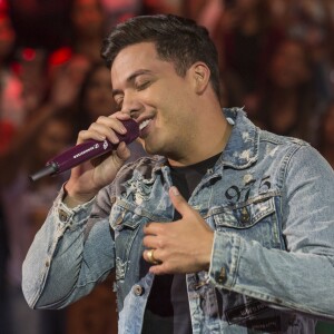 'No meio do show comecei a pegar vários celulares, como já acontece sempre, mas infelizmente hoje aconteceu o caso de um rapaz que jogou um copo de cerveja no palco por eu não ter pego o celular da amiga dele', disse Wesley Safadão