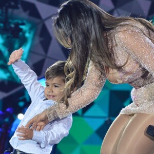 Henry, filho da sertaneja Simone, dançou funk no show da sertaneja em Brasília. Veja abaixo!