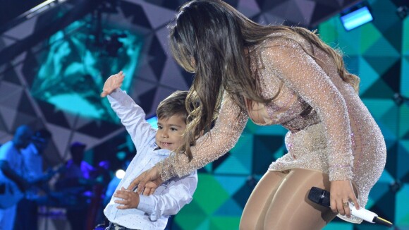 Sertaneja Simone chama filho ao palco e Henry dança funk em show. Vídeo!