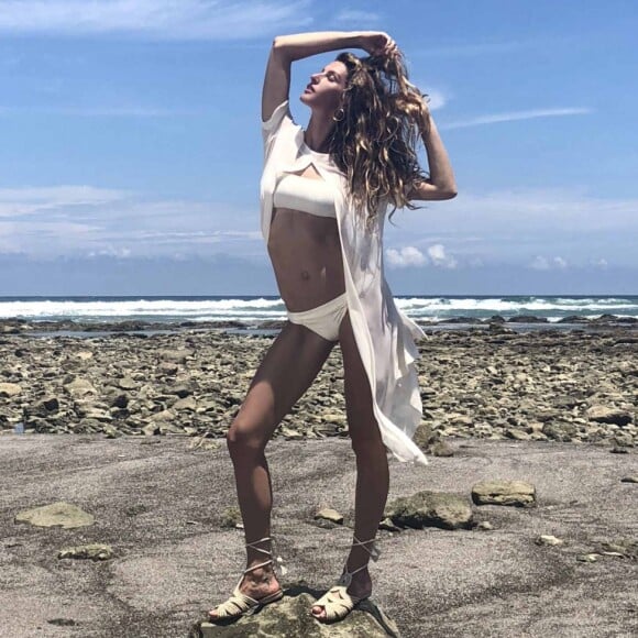 Estrela da campanha de verão da Arezzo, Gisele Bündchen posou de biquíni com as novas peças da marca