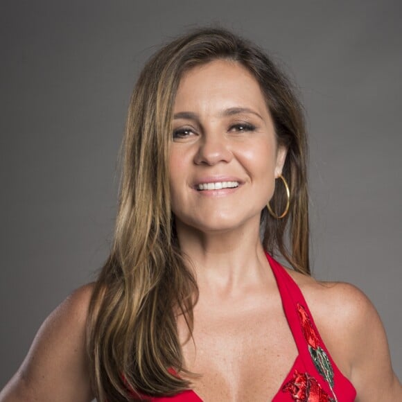 Laureta (Adriana Esteves) é irônica com Luzia (Giovanna Antonelli), na novela 'Segundo Sol': 'Você devia me tratar melhor, eu tô lhe dando uma chance, uma moleza, já podia ter lhe posto na prisão, e lá dava um jeito de mandar lhe matar'