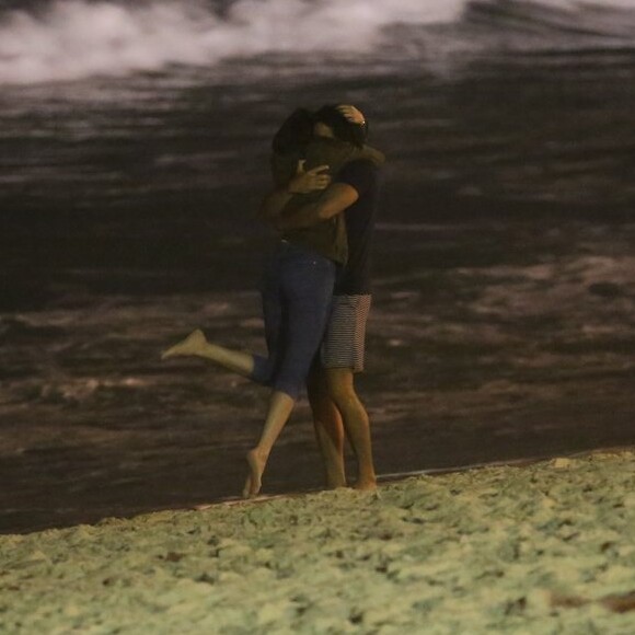 Agatha Moreira e Rodrigo Simas conferiram o eclipse lunar em clima de romance