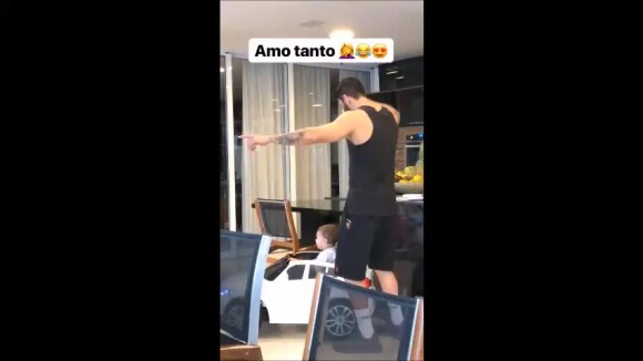 Gusttavo Lima curtiu momento com filho Gabriel, de 1 ano, nesta quinta-feira, 2 de agosto de 2018
