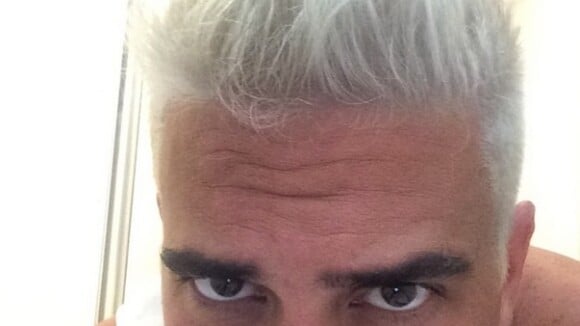 André Marques deixa os cabelos mais claros após ficar loiro: 'Platinado'