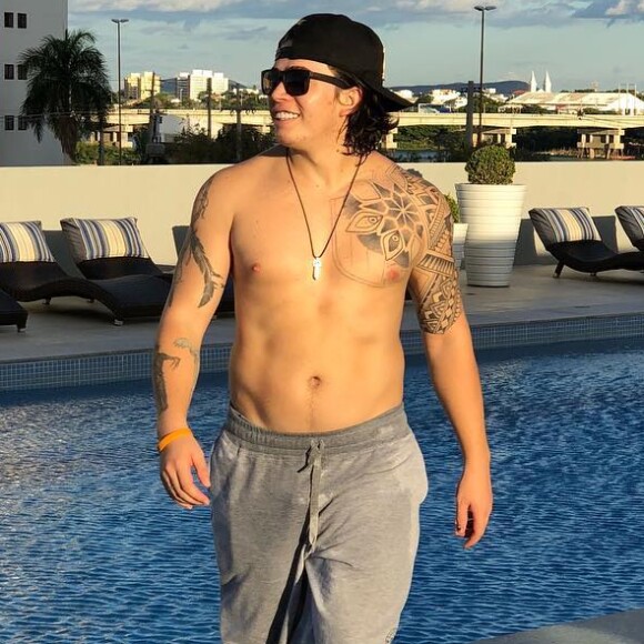 Whindersson Nunes incentiva fãs: 'Não para, não, cara. Quantas vezes você vai começar um projeto e vai parar no meio? Isso é muito importante na vida de uma pessoa'