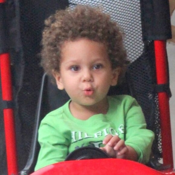 Filho de 3 anos de Igor Rickli raspa sobrancelha: 'Desculpa, papai'