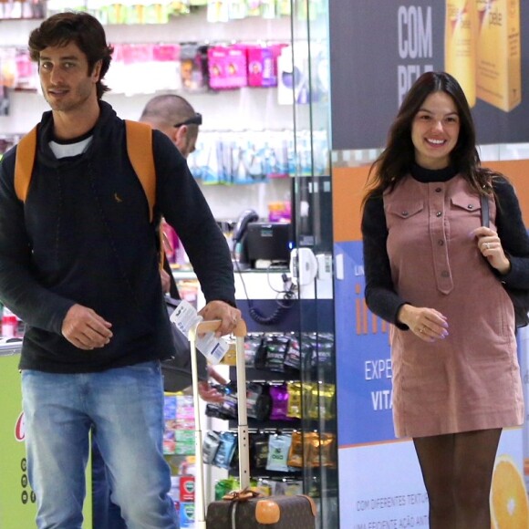 Isis Valverde foi fotografada com o marido em aeroporto do Rio de Janeiro nesta sexta-feira, 3 de agosto de 2018