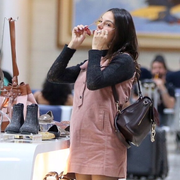 Isis Valverde experimentou óculos em aeroporto do Rio de Janeiro nesta sexta-feira, 3 de agosto de 2018