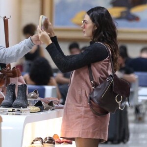 Isis Valverde foi fotografada experimentando óculos em aeroporto nesta sexta-feira, 3 de agosto de 2018